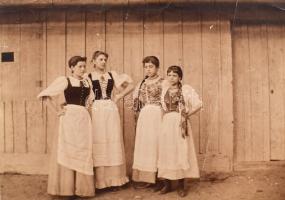 1896 Kassa, felvidéki népviseletbe öltözött lányok, 10,5x14,5 cm
