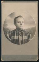 cca 1900 Fiatal lány nyaklánccal, keményhátú fotó Demko József műterméből, sérüléssel, 16,5×10,5 cm