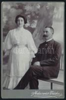 cca 1900 Házaspár portréja, keményhátú fotó a Jonovics Testvérek műterméből, 16,5×10,5 cm