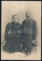cca 1900 Braun Bernát és Kohn Regina, hátoldalon feliratozott fotó, sérülésekkel, 16,5×10,5 cm