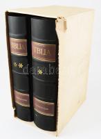 Vizsolyi Biblia. I-II. kötet. Bp., 1990, Helikon. Az 1590-ben Vizsolyban nyomtatott Károlyi-biblia reprint kiadása két kötetben. Kiadói dombornyomott, aranyozott, bordázott gerincű műbőr-kötés, foltos kiadói kartontokban, kísérőfüzet nélkül, de maga a könyv jó állapotban.