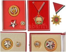 Vegyes 5db kitüntető jelvényből és kitüntetésből álló tétel, egy kivétellel mind eredeti tokban, benne: "A szövetkezeti ipar kiváló dolgozója" aranyozott, rátétes műgyantás jelvény miniatűrrel + "Az Ipari Szövetkezet Kiváló Dolgozója" aranyozott, részben festett kitüntető jelvény miniatűrrel (2db, egyik sérült) + "Kiváló Munkáért" aranyozott, rátétes műgyantás jelvény (sérült tok) + 1970. "Felszabadulási Jubileumi Emlékérem" aranyozott, műgyantás bronz kitüntetés mellszalagon T:UNC-XF
