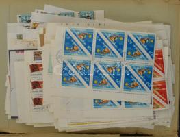 Sok száz darab bélyeg az 1970-80-as évekből, ívdarabokban