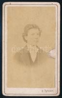 cca 1890 Fiatalember portréja, keményhátú fotó Tyroler alsókubini műterméből, szép verzóval, sérüléssel, 10,5×6,5 cm