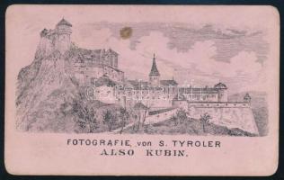 cca 1890 Fiatalember portréja, keményhátú fotó Tyroler alsókubini műterméből, szép verzóval, sérülés...