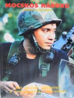 Rózsa-Flores Eduardo: Mocskos háboroú. Egy magyar önkéntes a jugoszláviai háborúban. Bp., 1994. Bereményi. 240 + 4 p. Kiadói papírkötésben  Dupla dedikációval: a szerző Rózsa Flores és egykori katonája, Dér Zsolt soraival, valamint Dér horvát kitüntető oklevelével  Hozzá: Rózsa Florest és Dér Zsoltot ábrázoló eredeti fotó a délszláv háborúból.   Rózsa-Flores Eduardo: (Santa Cruz, Bolívia, 1960. március 31. ? Santa Cruz, 2009. április 16.) bolíviai-magyar katona, színész, író, költő és publicista, a KISZ Eötvös Loránd Tudományegyetemi Bizottságának utolsó titkára,[4] a Magyar Zsidó Kulturális Egyesület alapító tagja, a Jobbik.net szerkesztője, a Kapu és a Leleplező című folyóiratok munkatársa, az Ellenkultúra.info alapító főmunkatársa, a Magyar Iszlám Közösség alelnöke. Részt vett a horvátországi Szentlászló (horvátul Laslovo) védelmében, ahol megszervezte az Első Nemzetközi Egységet. Később a Különleges Erők parancsnokaként megkapta a horvát állampolgárságot és Franjo Tuđman horvát elnök őrnaggyá léptette elő. 1993-ban ezredesi rendfokozatot kapott