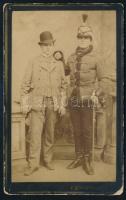cca 1905 Huszártiszt karddal, keményhátú fotó Schlossareck bécsi műterméből, kopással, 10,5×6,5 cm