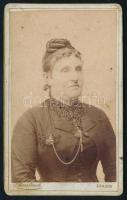 cca 1880 Hölgy óralánccal, keményhátú fotó Aurbach aradi műterméből, 10,5×6,5 cm