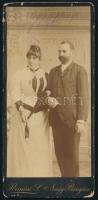 cca 1900 Zoltán Lajos és felesége Szendy Lilla, keményhátú fotó ürmösi nagybányai műterméből, sérülésekkel, 21×10 cm