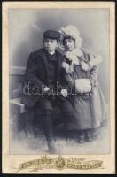 cca 1908 Moldován testvérek téli öltözetben, keményhátú fotó Kováts Elek nagybányai műterméből, 16,5×10,5 cm. Ritka műterem!