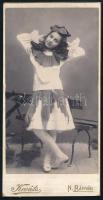 cca 1910 Moldován Mariska farsangi jelmezben, keményhátú fotó Kováts Elek nagybányai műterméből, 16,5×8,5 cm. Ritka műterem!