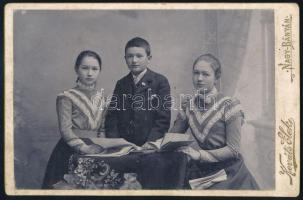 cca 1900 Molcsányi Adél, Gábor és Lily, keményhátú fotó Kováts Elek nagybányai műterméből, 16,5×10,5 cm. Ritka műterem!
