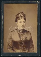 cca 1900 Szirti Vilmosné (a bányafelügyelő igazgató felesége), keményhátú fotó Ürmösy nagybányai műterméből, sérült karton, 16,5×10,5 cm