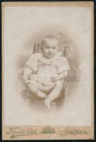 cca 1900 Moldován Mariska egy éves korában, keményhátú fotó Kováts Elek nagybányai műterméből, 16,5×10,5 cm. Ritka műterem!
