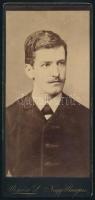 cca 1900 Moldován László fiatalkori portréja, keményhátú fotó Ürmösi nagybányai műterméből, 20,5×10,5 cm