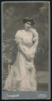 cca 1900 Hölgy báli ruhában, keményhátú fotó Goszleth budapesti műterméből, 21×10,5 cm