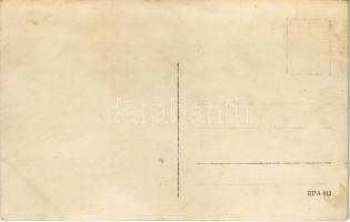 Osztrák-magyar haditengerészet 8 tonnás motorcsónakjának vízre bocsájtása, matrózok / K.u.k. Kriegsm...