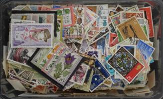 Változatos külföldi anyag sorokkal is, ömlesztve műanyag dobozban