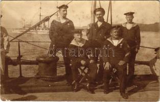 SMS TEGETTHOFF Osztrák-Magyar Haditengerészet Tegetthoff-osztályú csatahajó matrózai / K.u.K. Kriegsmarine Matrosen / WWI Austro-Hungarian Navy Tegetthoff-class battleship's mariners. photo (gyűrődések / creases)