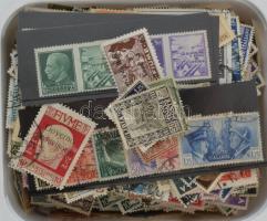 Olaszország + területei több ezer bélyeg ömlesztve margarinos dobozban