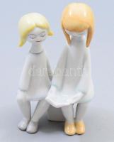 Hollóházi olvasó lányok. Terv.: Káldor Aurél. kézzel festett, jelzett, hibátlan. m: 14 cm