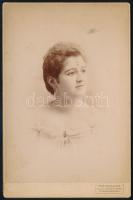 cca 1900 Czullik Inez, Czullik Ágost, a Liechtenstein hercegi kertek igazgatója lányának fotója, keményhátú fotó Székely bécsi műterméből, 16,5×10,5 cm