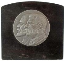 DN Vlagyimir Lenin és Joszif Sztálin balra néző portréját ábrázoló fém plakett fa talpon (plakett 101mm, fa talp 160x70x41mm) T:XF