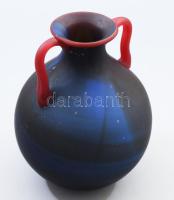 Kézzel készült anyagában színezett savmaratott felületű kék üvegváza, piros fülekkel, hibátlan, m: 20,5 cm