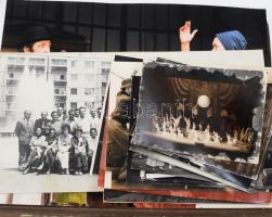 Színház témájú vegyes fotók (színészek, jelenetek, látványos díszletek, stb.), összesen 21 db, változó méretben és állapotban, 30x40 cm-ig