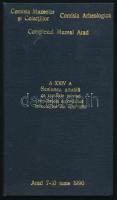 1990 Arad, Complexul Muzeal Arad, A XXIV-a Sesiunea anuala de rapoarte privind rezultatele cercetarilor aheologice din anul 1989 (az Aradi Múzeum Komplexum régészeti bizottságának éves beszámolója az 1989. évi régészeti kutatások eredményeiről) feliratú jegyzetfüzet, benne kézzel írt, magyar nyelvű feljegyzésekkel