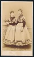 cca 1870 Hölgyek (anya és lánya) összeillő ruhában, vizitkártya Rupprecht Mihály soproni műterméből, dekoratív verzóval, 10,5x6 cm