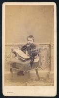 cca 1870 Székben ülő kisgyermek, kezében könyvvel, vizitkártya Simonyi Antal pesti műterméből, 10,5x6 cm