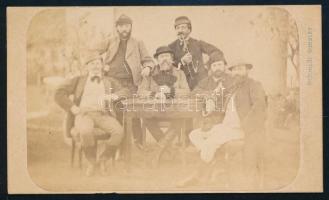 cca 1860-1870 Férfitársaság pipázó urakkal, vizitkártya Schmidt Gusztáv győri műterméből, 6x10,5 cm (Ritka műterem!)