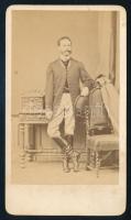 cca 1870 Előkelő úr egészalakos portréja, vizitkártya Borsos és Doctor pesti műterméből, 10,5x6 cm