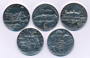 Szlovákia DN(1995) "Szlovákia Várai és Kastélyai" sorozat tagjai tétel, benne 5xklf kétoldalas, ezüstözött Ni emlékérmek: "Beckó vára" + "Dévény vára" + "Pozsonyi vár" + "Trencséni vár" + "Vöröskő vára" (27mm) T:AU Slovakia ND(1995) "The Castles and Palaces of Slovakia" series lot, including 5xdiff two-sided, silver plated Ni commemorative medal: "Bratislavsky Hrad" + "Devín" + "Hrad Beckov" + "Hrad Cerveny Kamen" + "Trencín" (27mm) C:AU