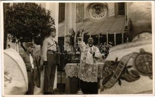Eperjes, Presov; ünnepség, pap és darutollas leventék / celebration, priest, soldiers with crane fea...