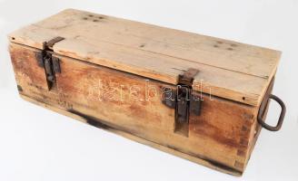 cca 1944 Német II. világháborús katonai láda, fegyverek/lőszer szállítására, fa és fém, korának megfelelő, kissé viseltes állapotban, belül hiányos címkével, 67x25x20 cm // WWII German military weapon/ammo crate, in slightly worn condition