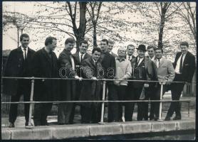 1966 Szolnok, magyar vízilabdázók aláírásai fotó hátoldalán, össz. 13 db: Ollé Gábor, Markó Miklós, ...