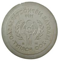1979. 200Ft "Nemzetközi gyermekév" emlékérme gipsz előlapi NEGATÍV nagyminta (158mm) T:AU,XF ph. Hungary 1979. 200 Forint "International Year of the Child" obverse NEGATIVE large plaster sample (158mm) C:AU,XF edge error Adamovszky katalógusban EM57 szám alatt szerepel / Adamovszky's catalogue EM57