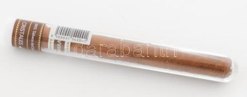 Cristales kubai szivar, tartójában.