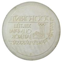 1980. 200Ft/500Ft "XIII. Téli Olimpia Lake Placid 1980" meg nem valósult érmetervezet gipsz hátlapi NEGATÍV nagyminta (158mm) T:AU,XF ph. Hungary 1980. 200 Forint or 500 Forint "13th Winter Olympics Lake Placid 1980" unrealized coin's plan reverse NEGATIVE large plaster sample (158mm) C:AU,XF edge error Adamovszky katalógusban nem szerepel / Not listed in Adamovszky's catalogue