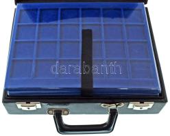 Fekete műbőr érmetartó koffer, benne 10db kivehető, átlátszó műanyag fedeles sötétkékszínű tálcával, egyenként 24db ~44x44mm-es fészekkel, összesen 240db férőhellyel + 2db kulccsal. Használt, de jó állapotban, a fogantyú bal oldaláról hiányzik a szegecs, ezért az lejár.