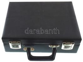 Fekete műbőr érmetartó koffer, benne 10db kivehető, átlátszó műanyag fedeles sötétkékszínű tálcával,...