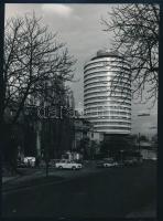 cca 1970 A budapesti Körszálló a régi ÁFOR benzinkúttal, fotó hátoldalon feliratozva, jó állapotban, 23,5×17 cm
