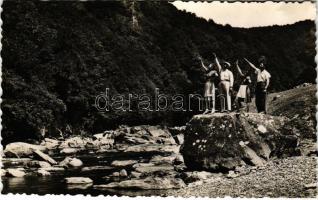 Vezérszállás, Pudpolóc, Pidpolozzya; Vereckei szoros, kirándulók / gorge, hikers