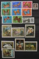 Kis hagyaték tétel: postatiszta magyar az 1960-as és az 1980-as évekből, FDC-k, kevés külföldi blokk stb. dobozban