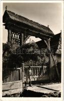 Fitód, Csíkfitód, Fitod; székely kapu, állíttatta Nagy Ágoston. Andory Aladics Zoltán mérnök felvétele / Transylvanian wood carved gate (r)