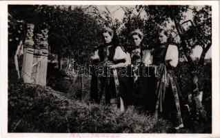 1941 Kalotaszeg, Tara Calatei; kalotaszegi népviselet, kopjafák / Transylvanian folklore, cemetery