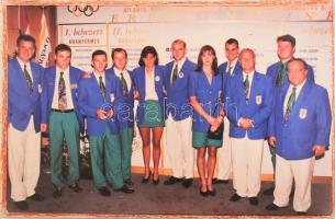 1996 Egerszegi Krisztina, Kovács Koko István és a magyar olimpiai érmesek nagy méretű fotó kartonon. 42x28 cm