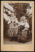 1904 Az erdélyi Ászó vidéki népviselet, kartonra ragasztott fotó, hátoldalon feliratozva, kartonon foltokkal, egyébként jó állapotban, 13,5×9 cm